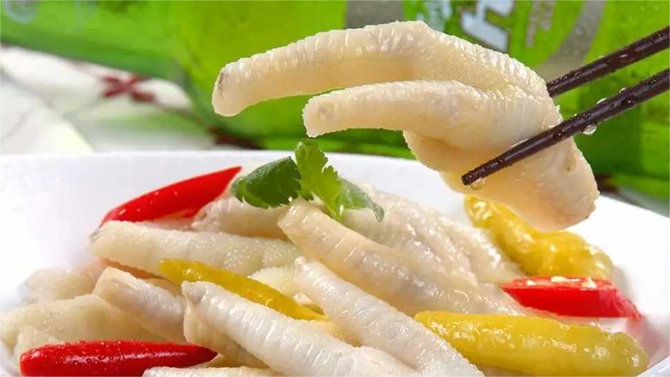 泡椒鳳爪塑料保鮮盒包裝機(jī):鎖住美味,保鮮每一刻