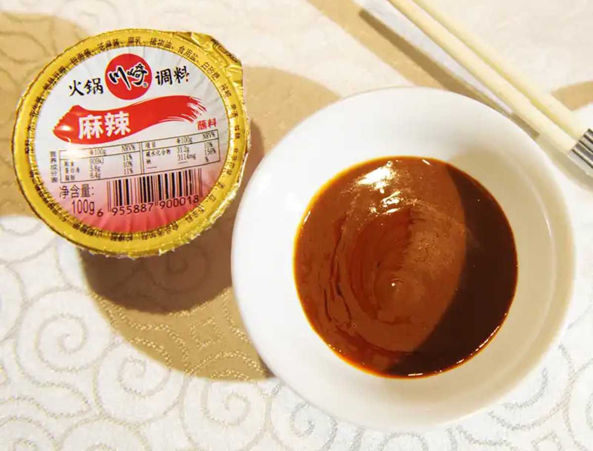 智能包裝新紀(jì)元：全自動(dòng)PP杯醬料灌裝機(jī)賦能高效量產(chǎn)